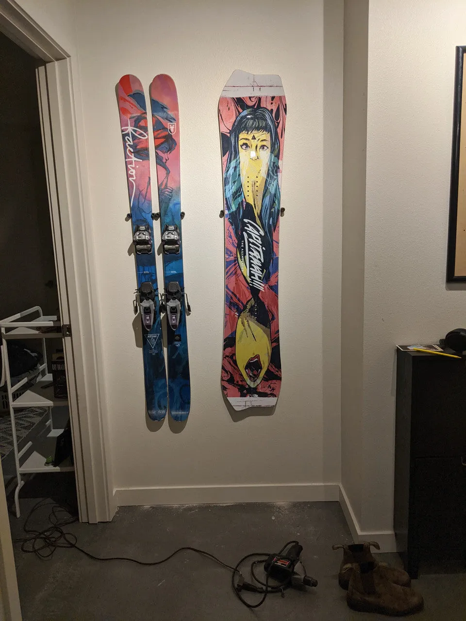 The Cinch Snowboard Display | Floating Rack