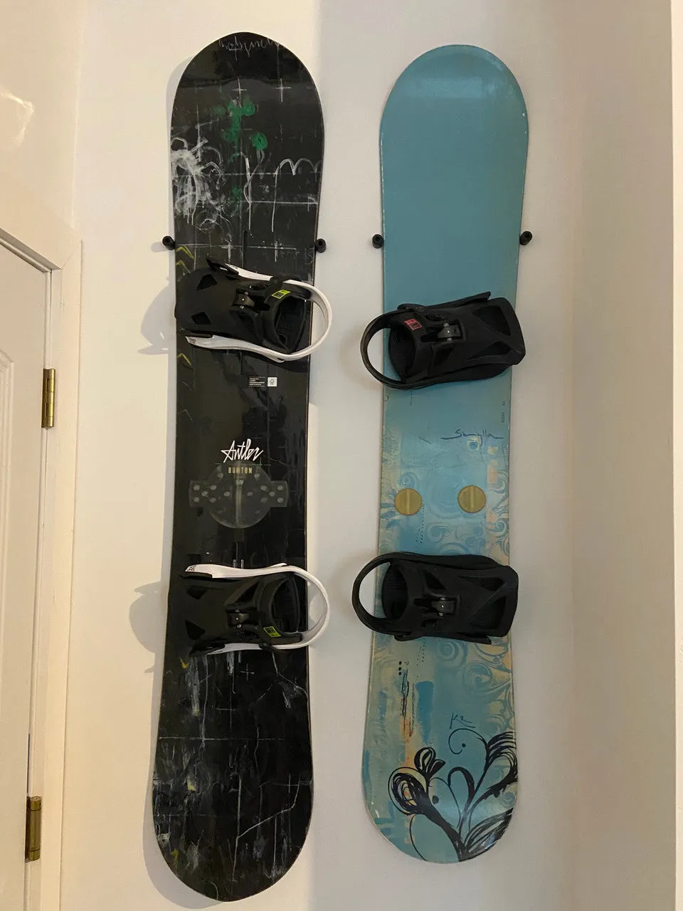 The Cinch Snowboard Display | Floating Rack